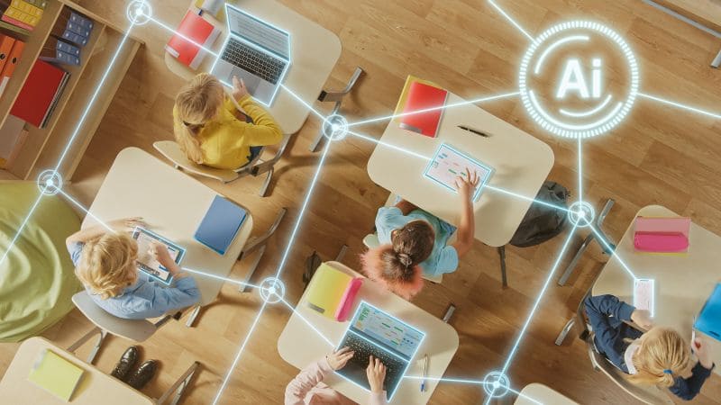 教室の子供のトップダウンビュータブレットとノートパソコンを使用